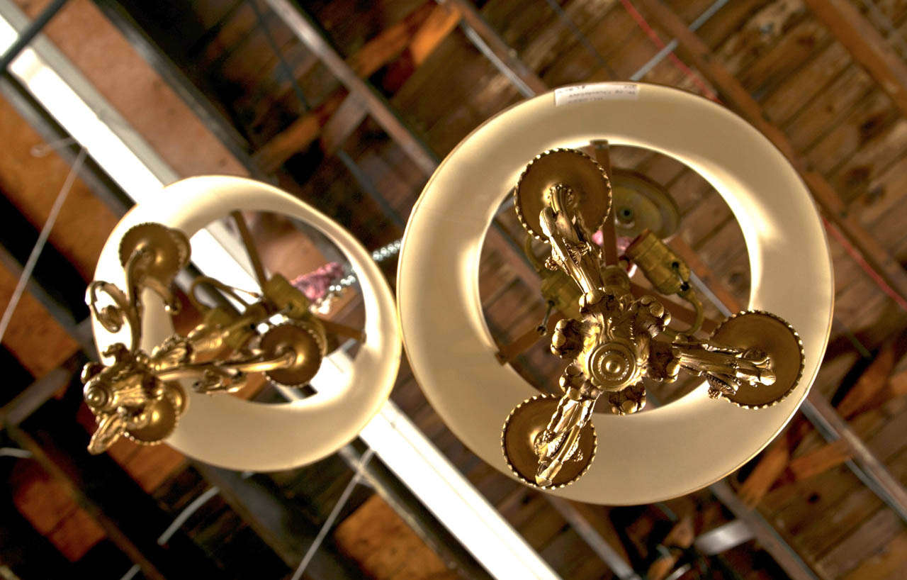Coppia di lampadari in bronzo doré finemente cesellati in stile Luigi XV Tre candelabri in vendita 1