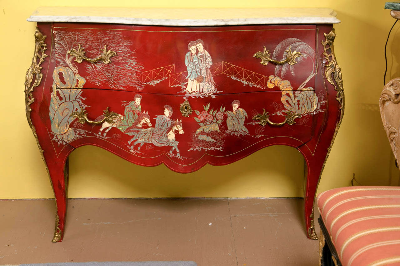 Rot bemalte Chinoiserie-Kommode mit Marmorplatte