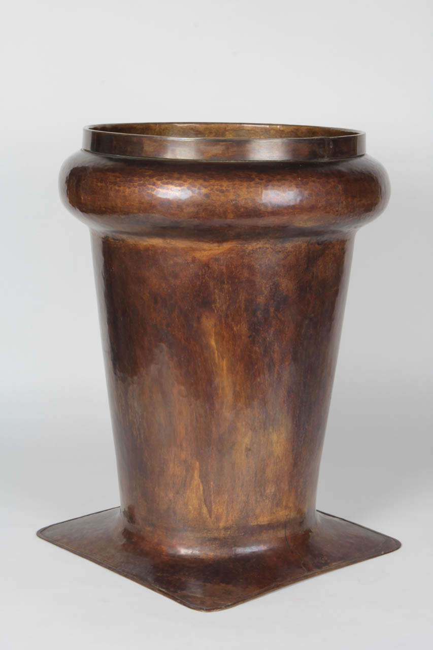 HARRY ST. JOHN DIXON (attr.) USA

Floor vase / planter / umbrella stand c. 1920

Richly patinated handwrought copper in a cylindrical flared form with an extruded and squared foot element, classic San Francisco style copper lap over edge seam