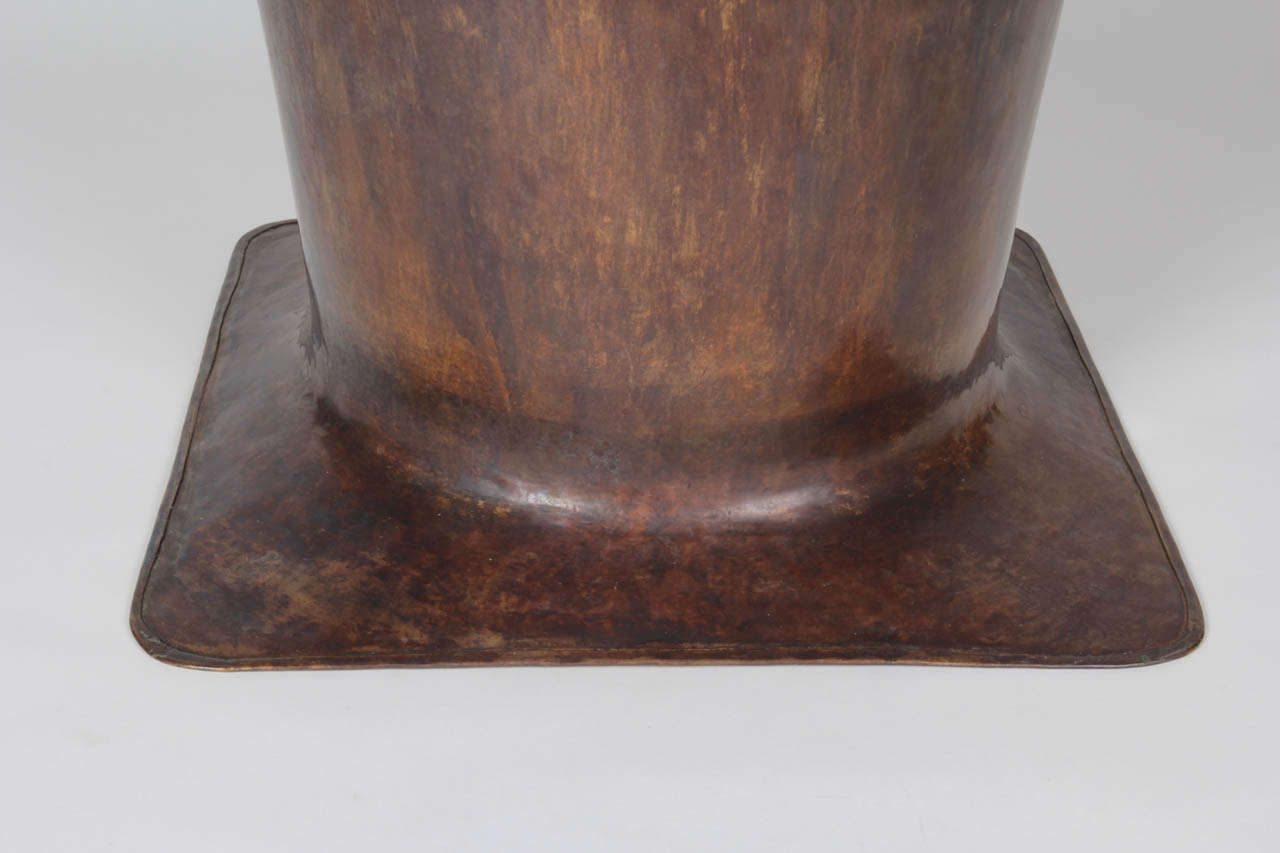 Harry St. John Dixon attributed American Arts & Crafts Handwrought Copper Floor Vase circa 1920 In Excellent Condition For Sale In New York, NY