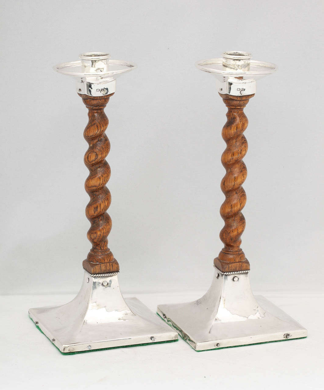 Candelieri alti in stile giacobino in argento massiccio e montati su Oak Oak