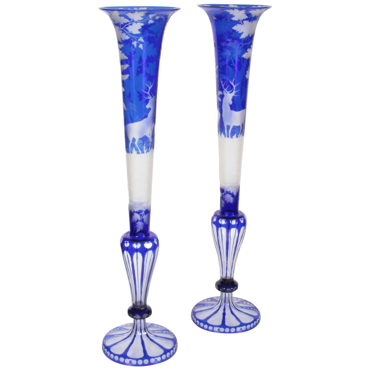 Magnifique paire de vases palatiaux trompettes de Bohème à double superposition avec cerfs