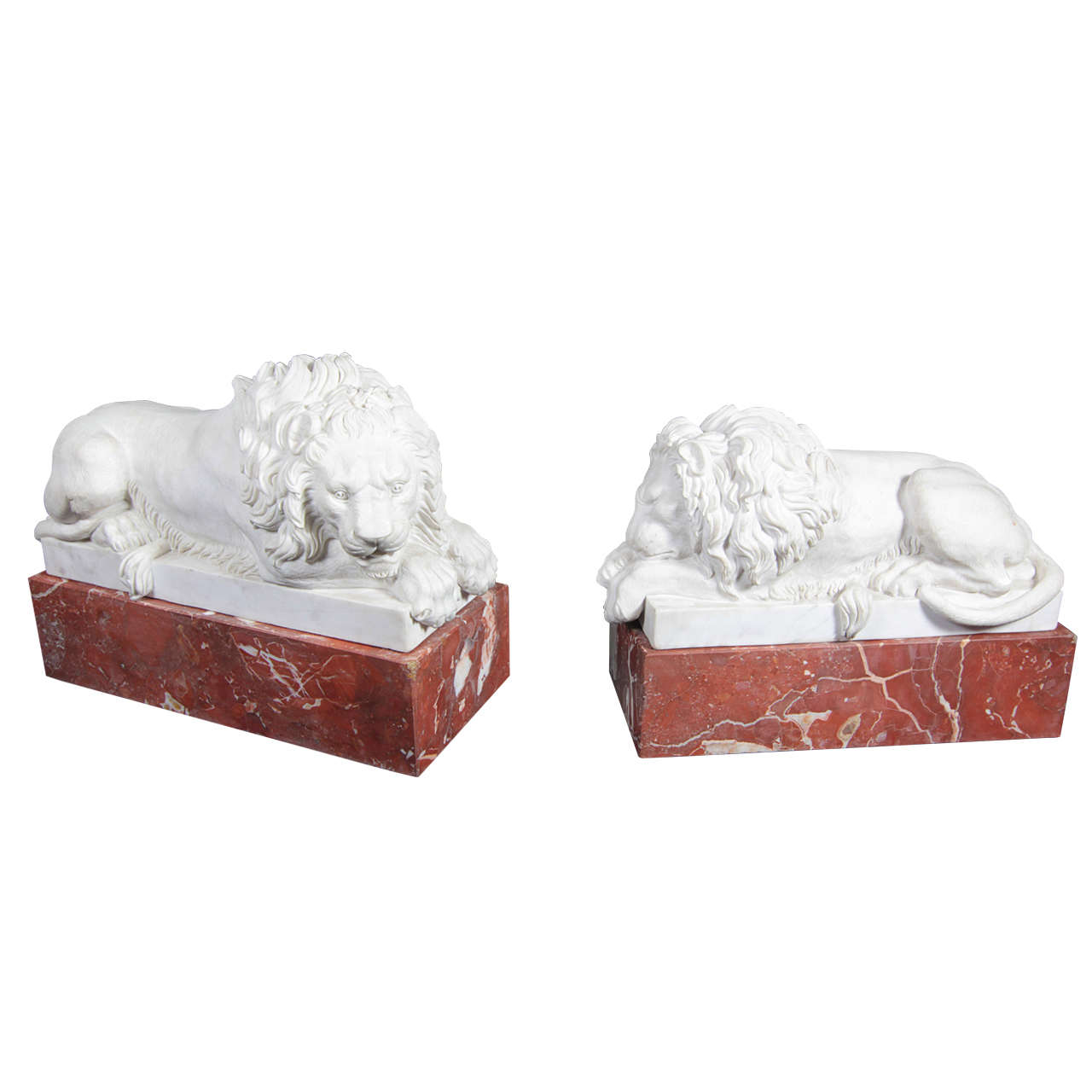 Paire de lions couchés en marbre de Carrare sur socles en marbre de jaspe, d'après Canova