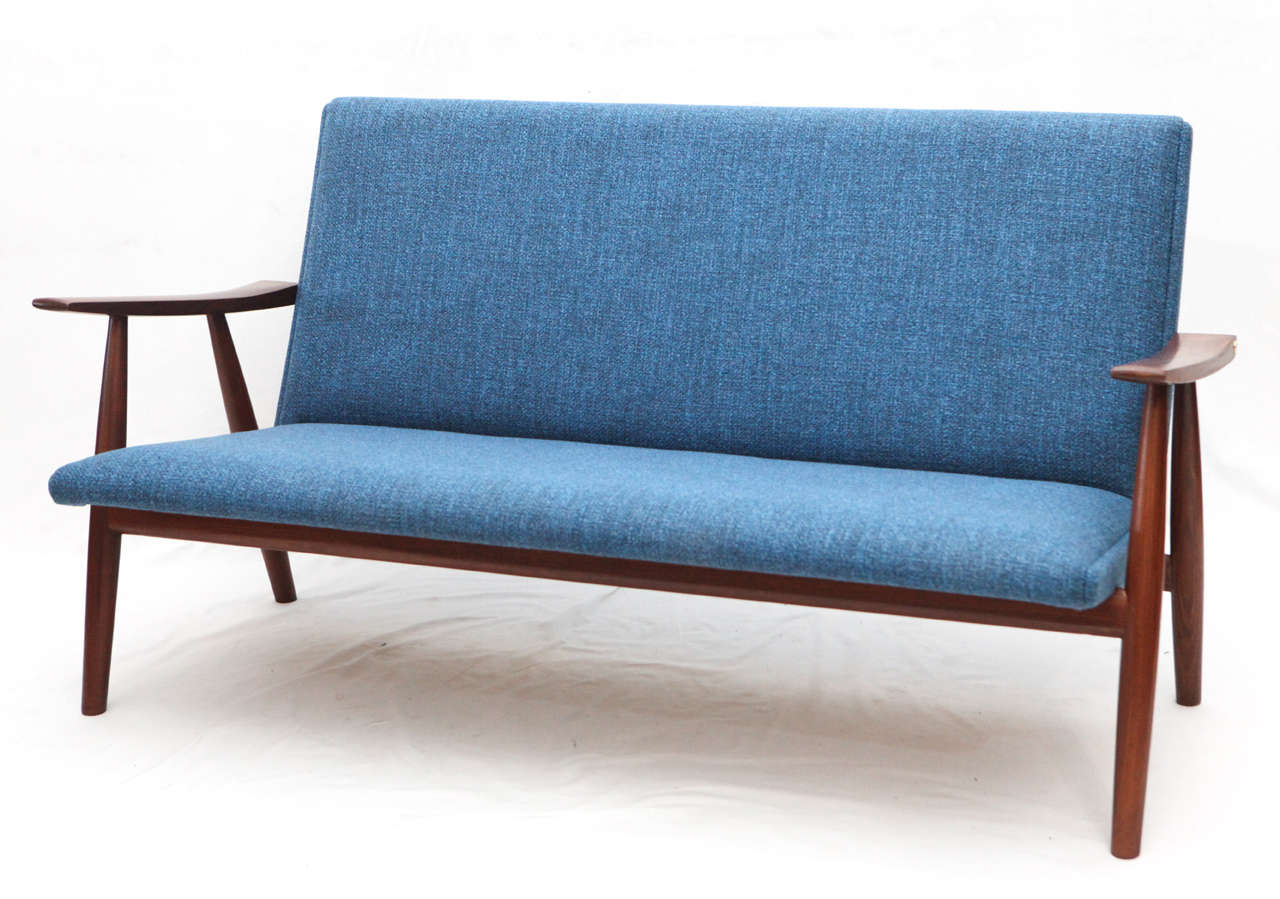 Hans Wegner GE-260 settee designed in 1950 and produced by GETAMA.