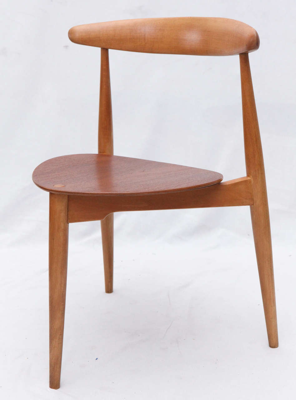 Hans Wegner Three-Leg Table with Matching Three-Leg Chairs In Excellent Condition In Los Angeles, CA