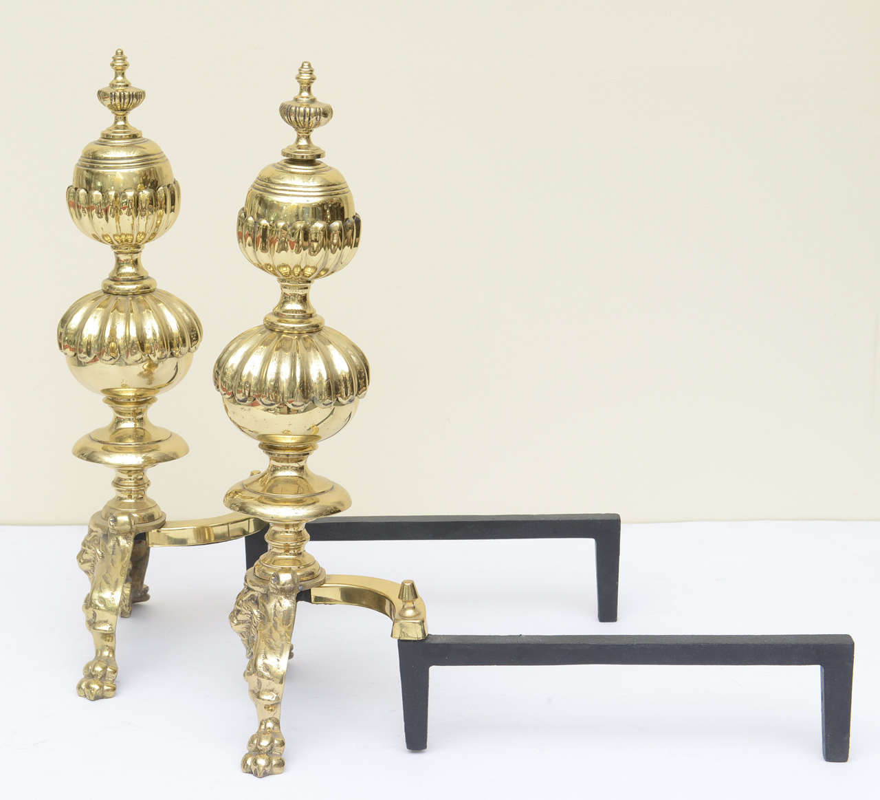 Übergroße georgianische Stil Andirons Messing & Gusseisen (Mitte des 20. Jahrhunderts) im Angebot