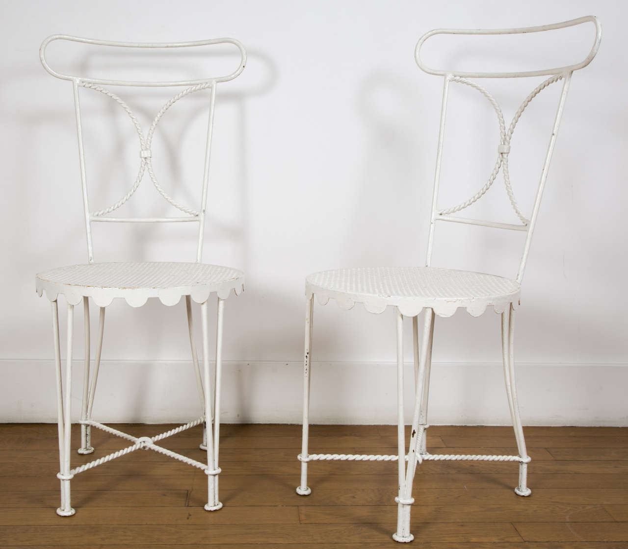Pretty pair of wrought iron garden chairs, by Gilbert POILLERAT (1902-1988)
Chair back and base openwork. Chair back and base with a twisted strut.
Sit surrounded with a festoon. 
Sit height 43 cm.

Ref : F.Baudot, « Gilbert Poillerat maître