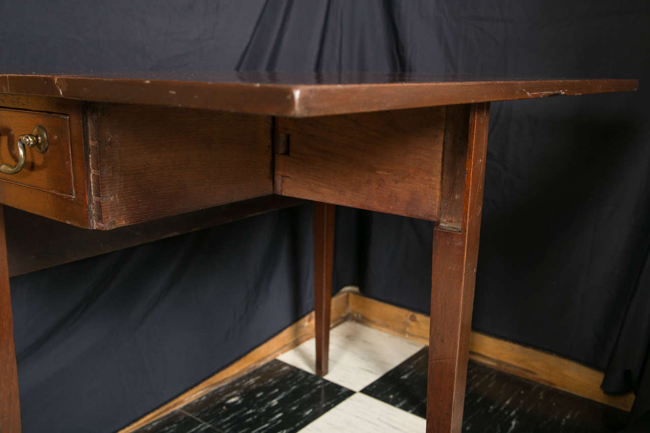 Walnut Drop-leaf End Table In Excellent Condition For Sale In Woodbury, CT
