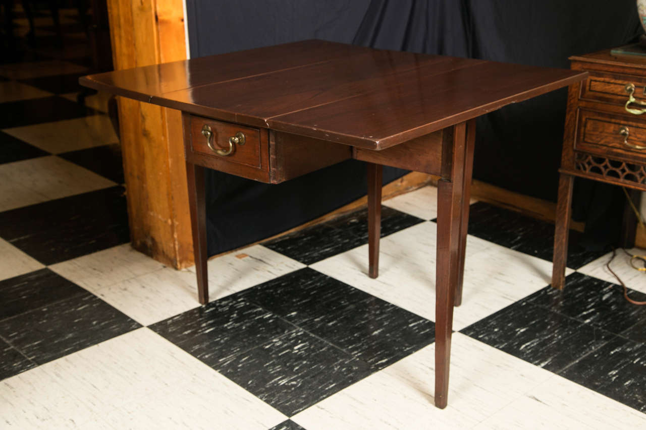 18th Century and Earlier Walnut Drop-leaf End Table For Sale