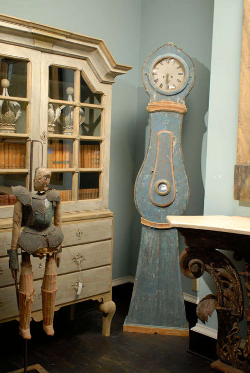Cette horloge suédoise du XIXe siècle (communément appelée horloge Mora) est magnifique à tous points de vue. Cette horloge a conservé sa face métallique, ses aiguilles et son mouvement d'origine.  Son bleu profond et riche est mis en valeur par une
