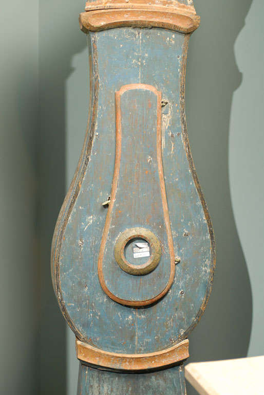 Schwedische blau bemalte Holzuhr aus dem 19. Jahrhundert im Zustand „Gut“ im Angebot in Atlanta, GA