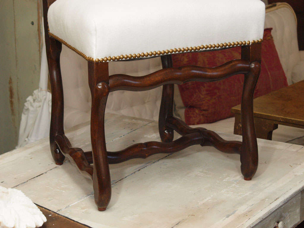 8 Louis XIII Os du Mouton Walnut Dining Chairs in Belgian Linen In Excellent Condition In New York, NY