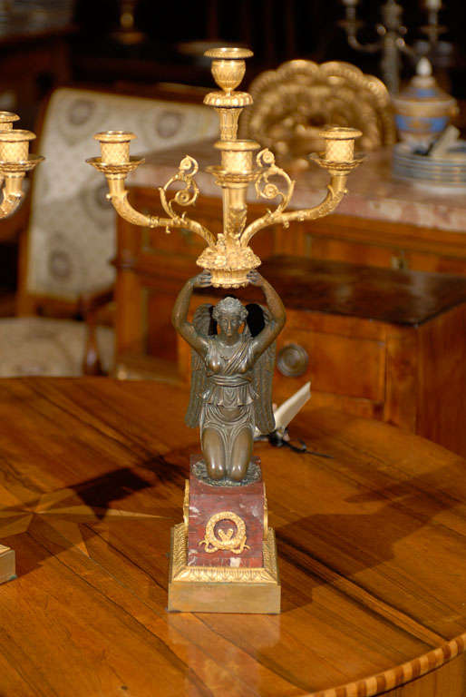Paar feine Empire-Kandelaber aus patinierter und vergoldeter Bronze (Französisch) im Angebot
