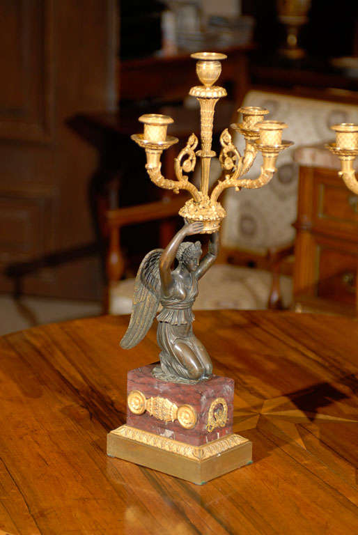 Patiné Paire de candélabres de style Empire en bronze patiné et doré en vente