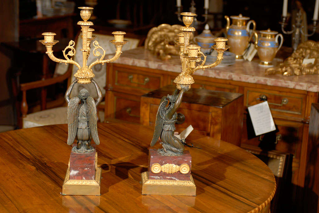 XIXe siècle Paire de candélabres de style Empire en bronze patiné et doré en vente