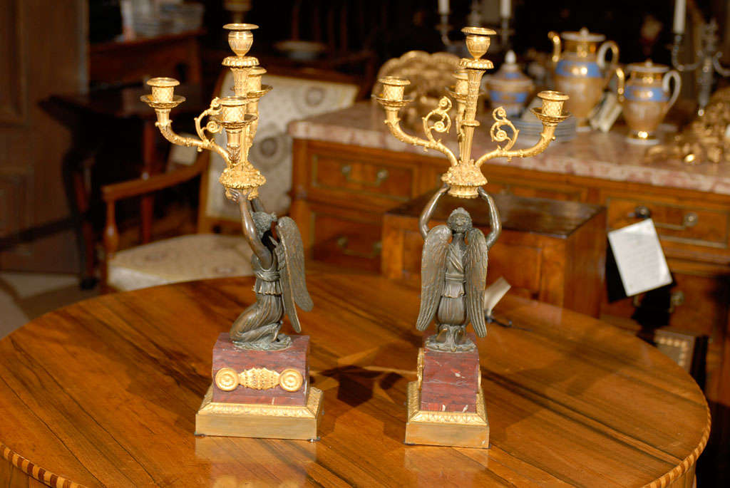 Bronze doré Paire de candélabres de style Empire en bronze patiné et doré en vente