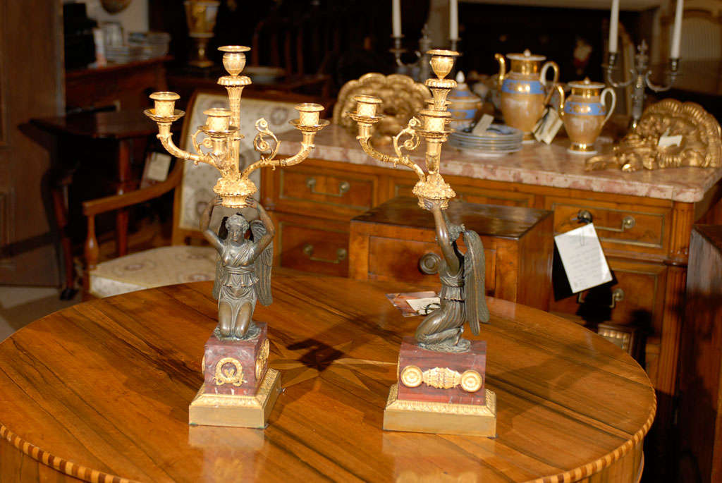 Paire de candélabres de style Empire en bronze patiné et doré en vente 1