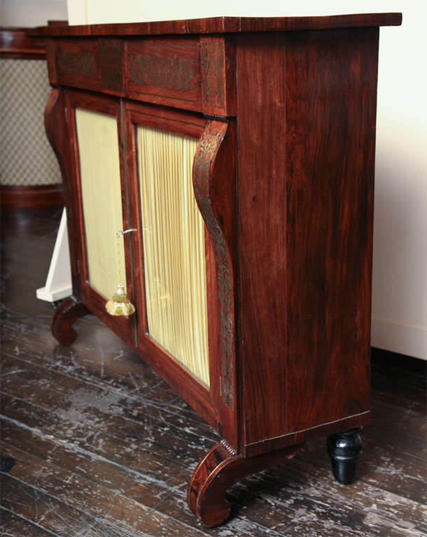 Early 19th Century English Regency Brass Inlaid Bookcase In Good Condition For Sale In New York, NY