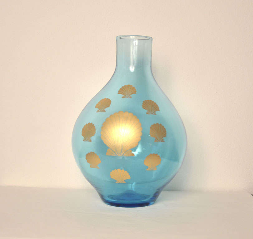Vase in blue glass, decorated with gold shells.
Murano, circa 1940.
Engraved signature: 