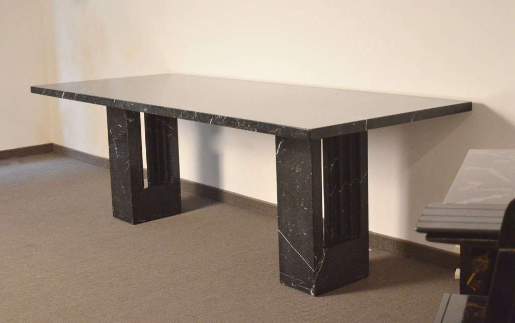 Rectangular table in black marble white-veined.
Designed by Carlo Scarpa and Marcel Breuer for Simon. 1970.