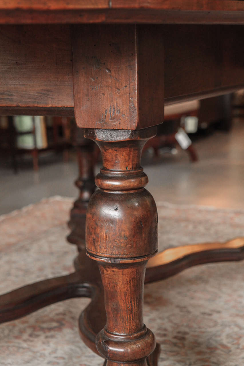 A Large Oval Walnut Italian Table, early 19th c. 4