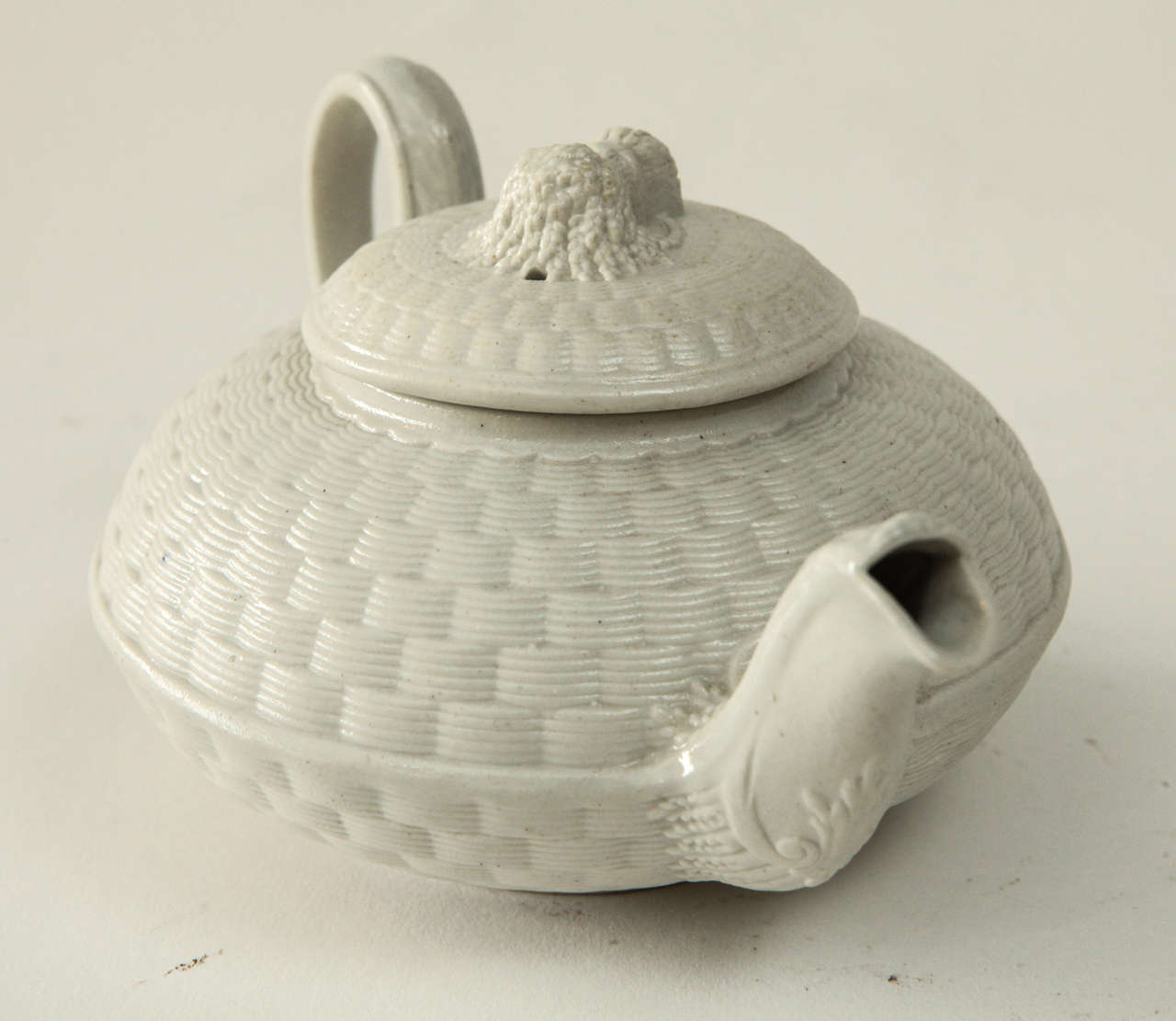 A Wedgwood (unmarked) Saltglaze White Stoneware Teapot In Excellent Condition In Los Angeles, CA