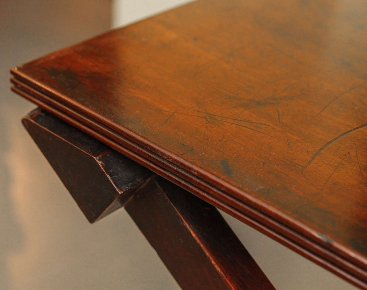 A  Georgian Santo Domingo Mahogany X-Frame Folding Table, c. 1800 In Excellent Condition In Los Angeles, CA