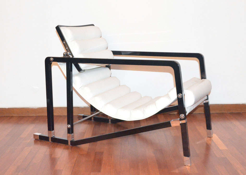 Re-edition of Eileen Gray (1878-1976) sofa
TRANSAT designed 1927
sofa in laquered wood, chrome iron and leather
Cm 110 x 65 h
