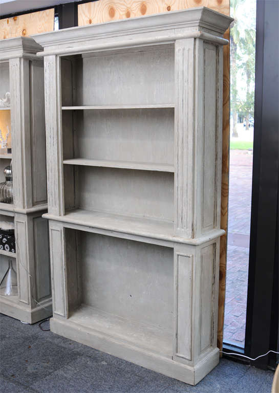 Beautifully  finished, this vintage pair of Pine bookcases are hard to find.  Features two re-movable shelves on top & crown detail.

This item is currently in our MIAMI facility. Please call or email us directly for details.