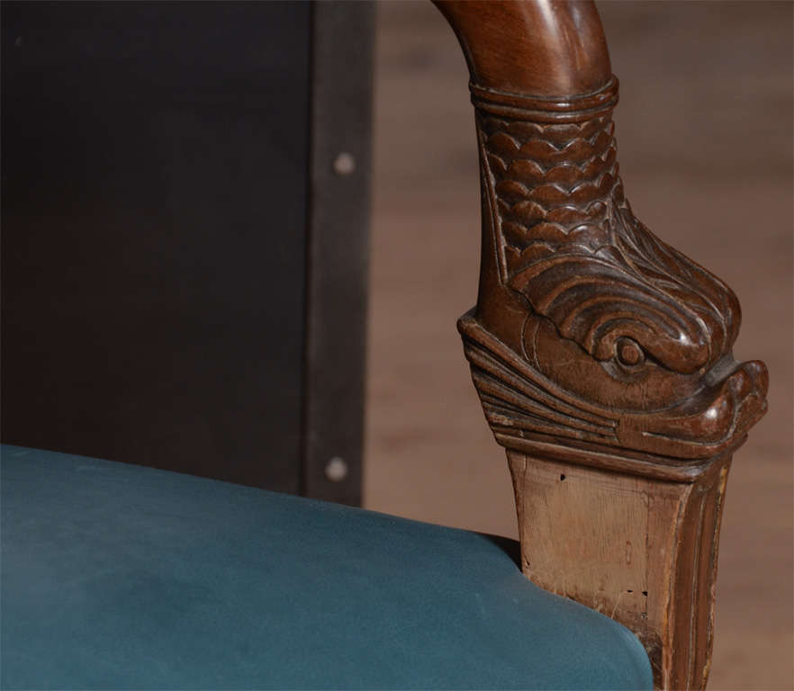 Français Fauteuils de style Directoire du milieu du siècle dernier en acajou en vente