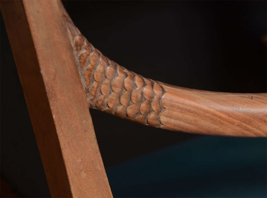 Noyer Fauteuils de style Directoire du milieu du siècle dernier en acajou en vente
