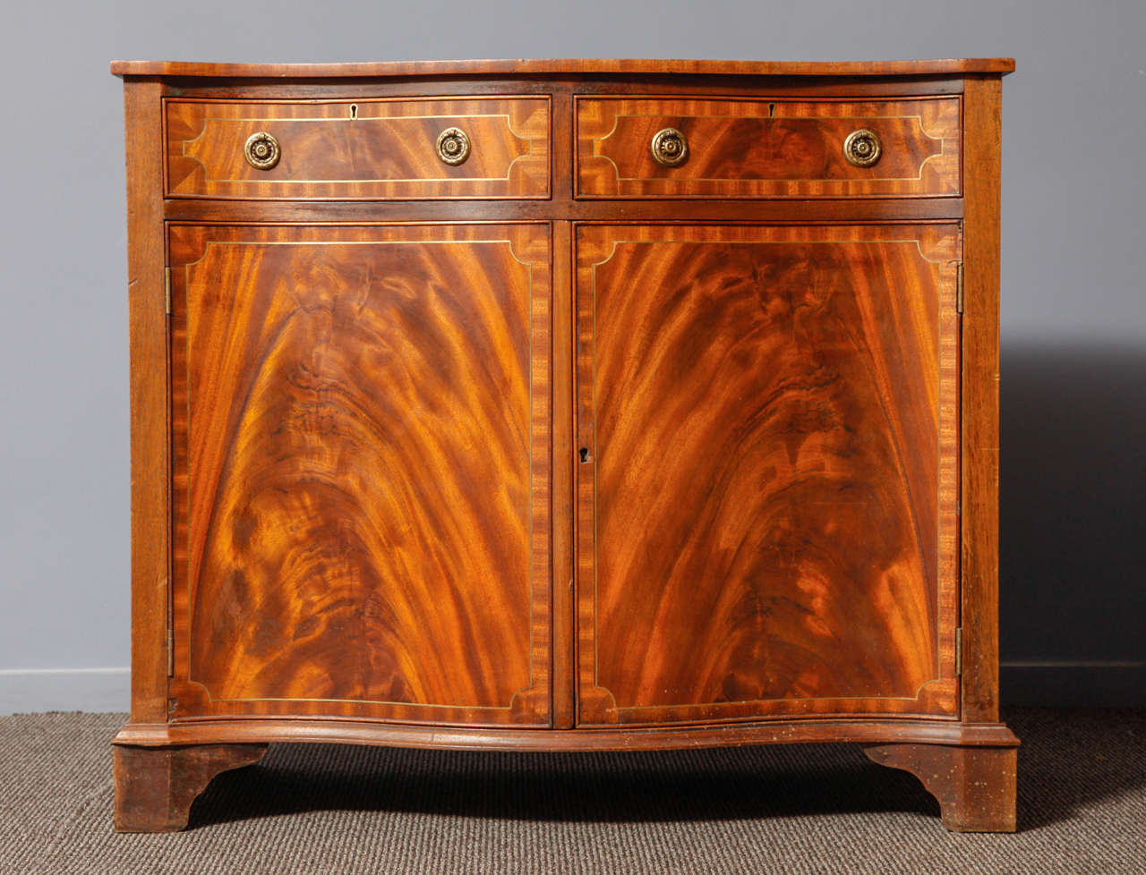 A very pretty two doors mahogany buffet from the early 20th century.
The original finish is in a perfect condition.