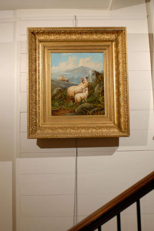 Cette exquise peinture du XIXe siècle de John W. Morris (1865-1924) représente des moutons dans un paysage de montagne. Le centre de la composition est occupé par deux moutons qui mangent des plantes provenant des rochers représentés sur le côté
