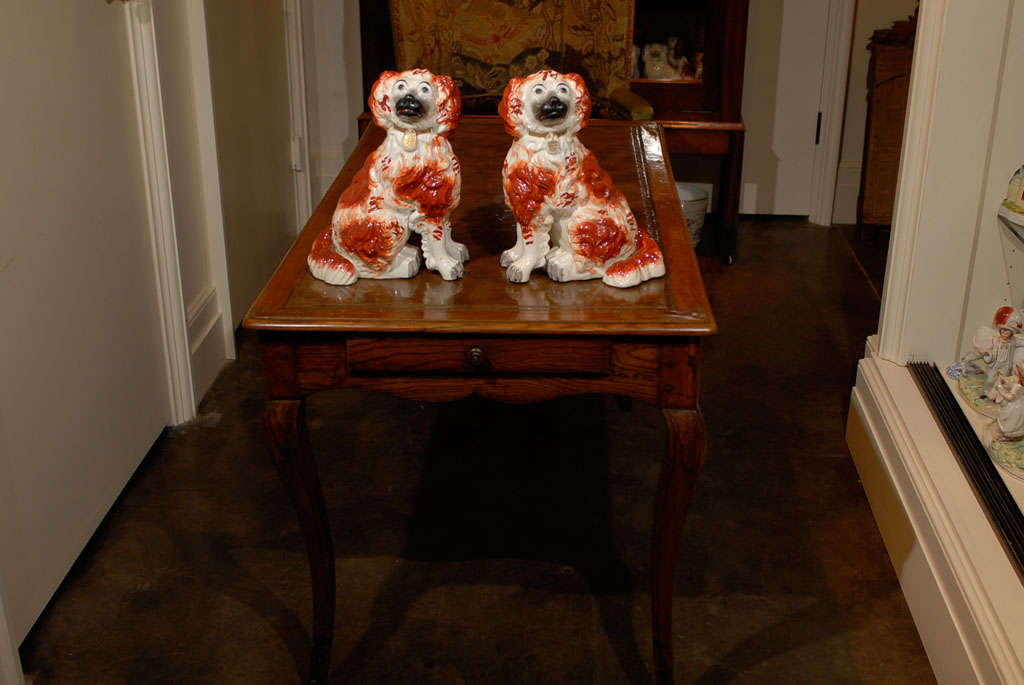 A very rare large pair of English Staffordshire dogs from the 19th century. This pair from circa 1850 features two seating King Charles Spaniel dogs with gold collars and rust coats. Their two front legs are separated, a more delicate, therefore