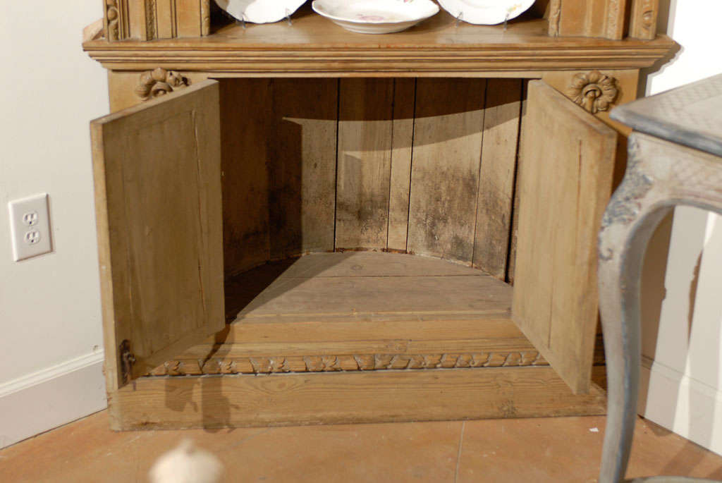 Pair of English Georgian 1770s Pine Corner Cabinets with Semi Quarter Vaults 2