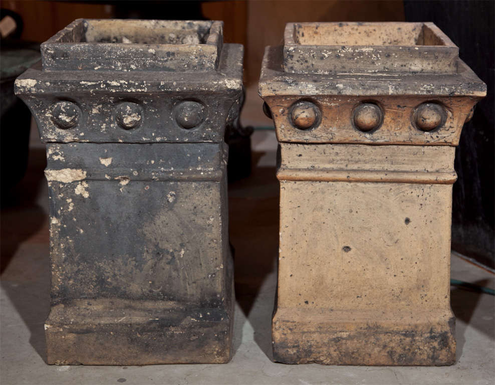 Vielseitiges Paar Terrakotta-Schornsteintöpfe aus Bisquit