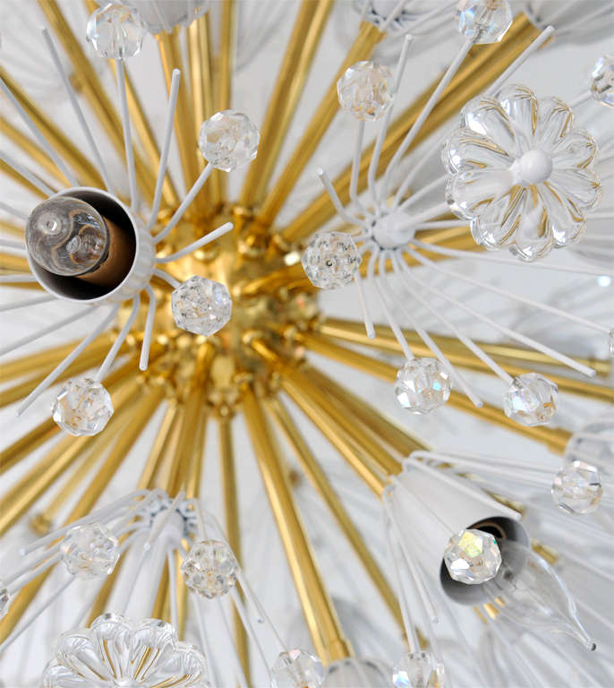 Très grand et rare lustre Sputnik à trente-deux lumières d'Emil Stejnar.
Restauré et recâblé à la perfection.