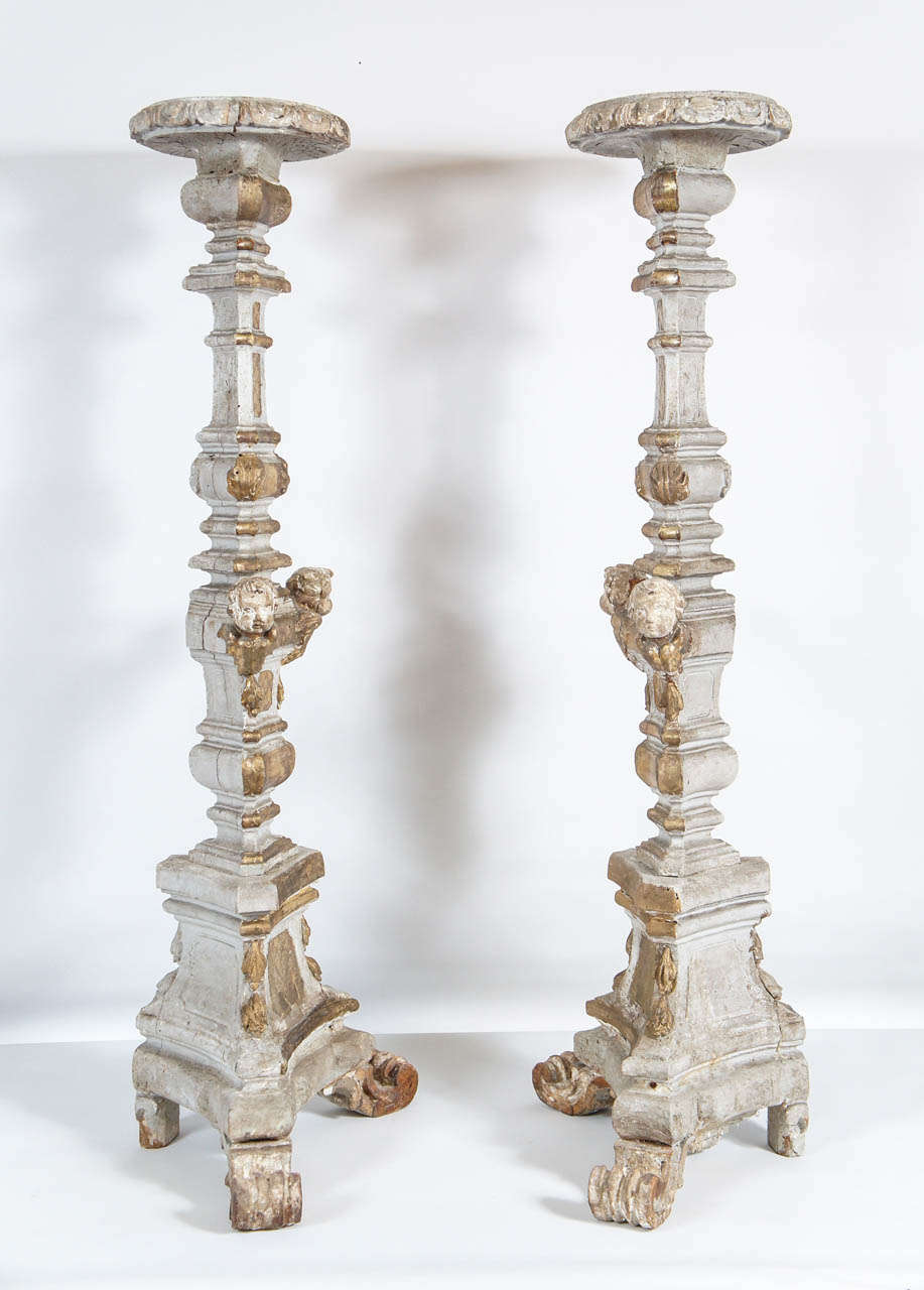 Pareja de candelabros de altar italianos de madera dorada del siglo XVIII Rococó en venta