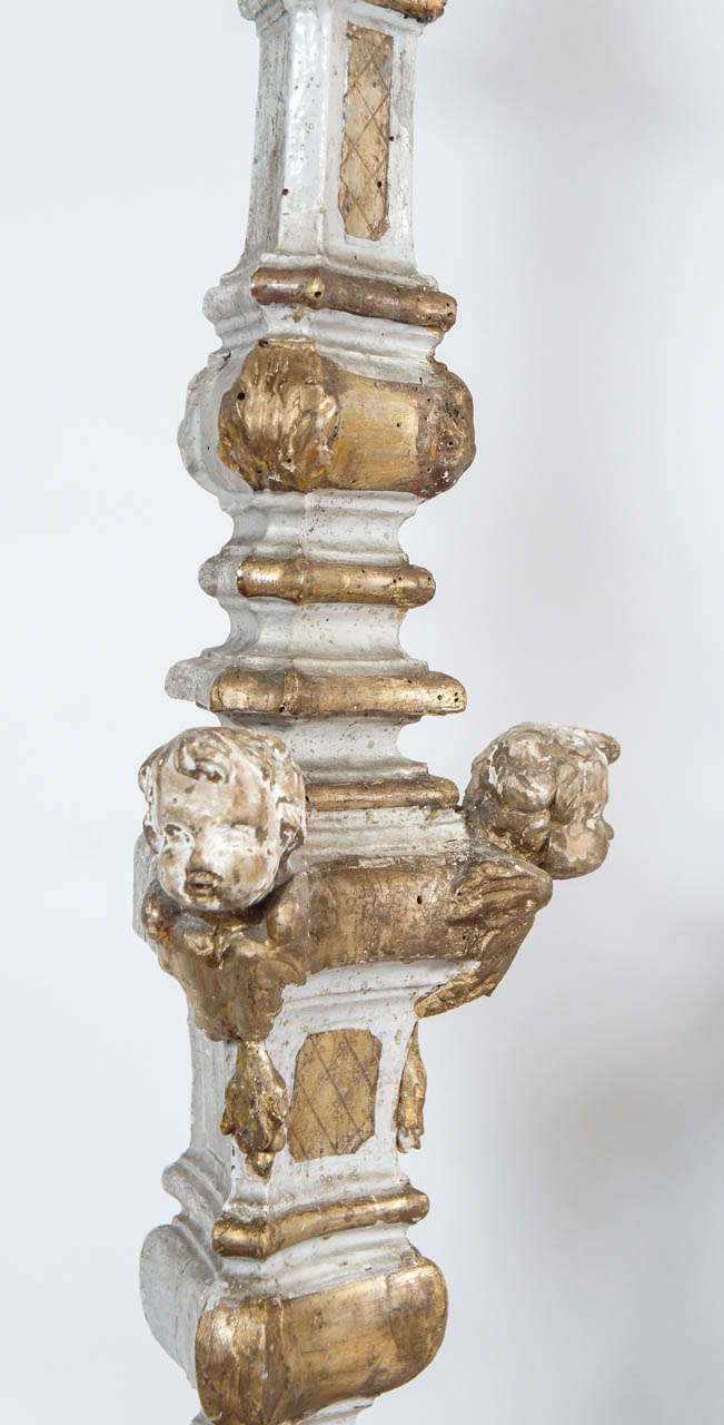 Pareja de candelabros de altar italianos de madera dorada del siglo XVIII siglo XVIII y antes en venta
