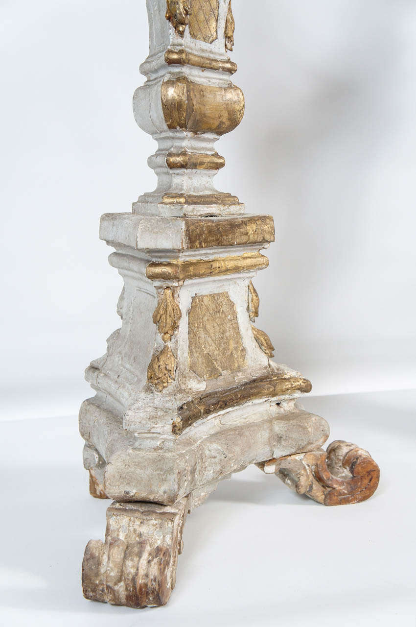 Pareja de candelabros de altar italianos de madera dorada del siglo XVIII Madera en venta