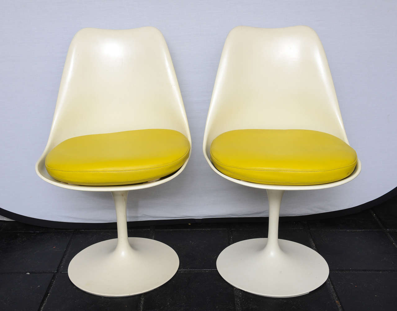 Set of Six White Tulip Chairs by Saarinen for Knoll