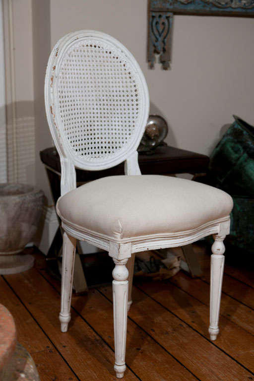 Six Louis XVI Style Painted Dining Chairs with Caned Backs (20. Jahrhundert)