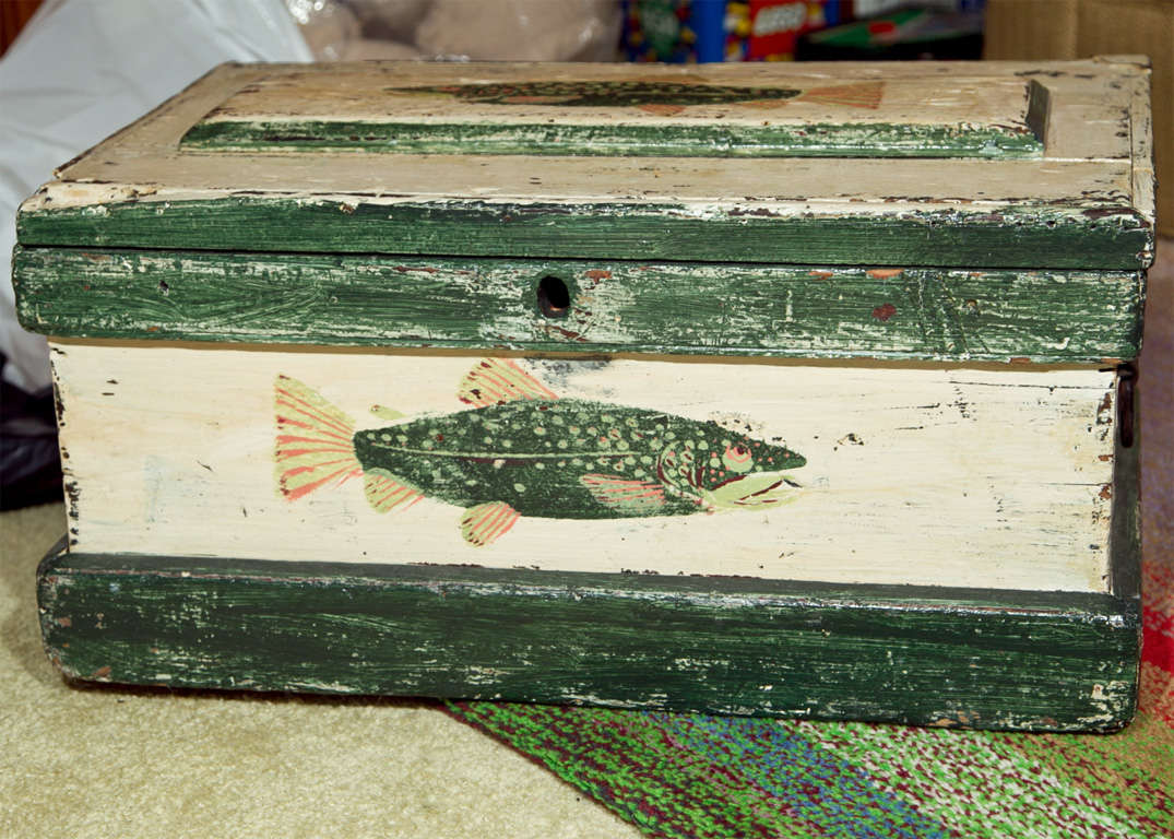 Old  Wooden  Trunk  Decoratored  Fish  Theme