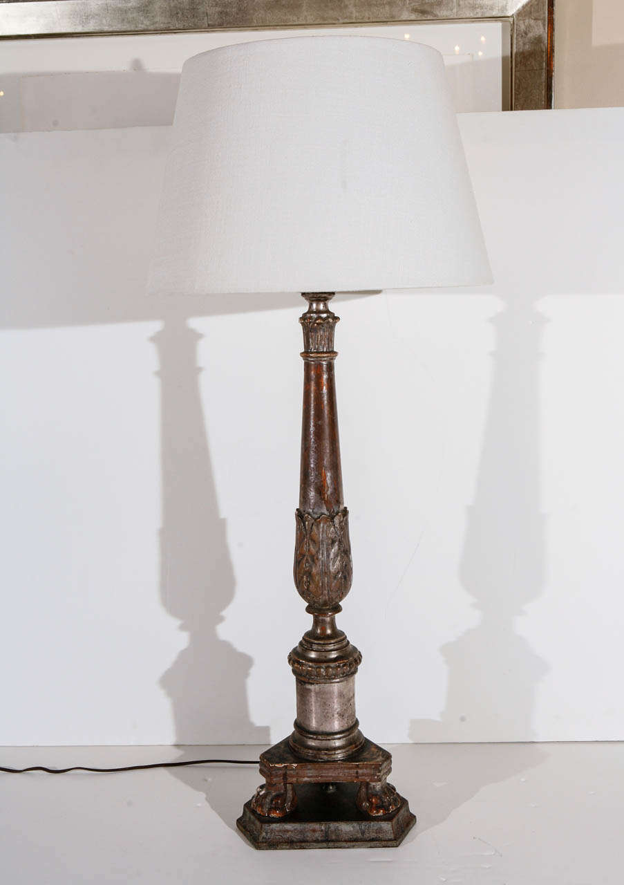 Paire de lampes chandeliers sculptées et dorées à la main, avec des bases en coin et des pieds à griffes.