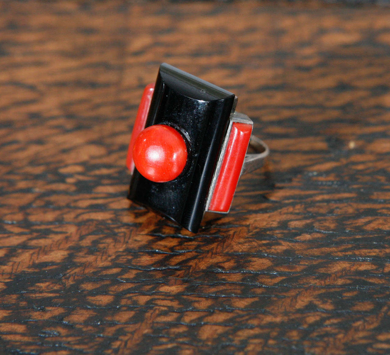 Art Deco ring of onyx aand coral with silver