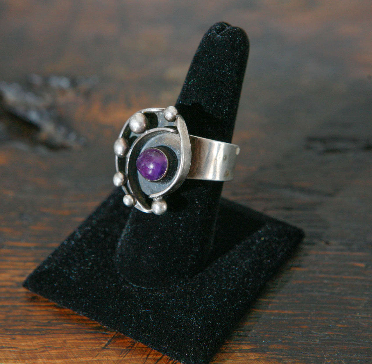 Artist made sterling silver eye ring with amythest surrounded by silver rounds