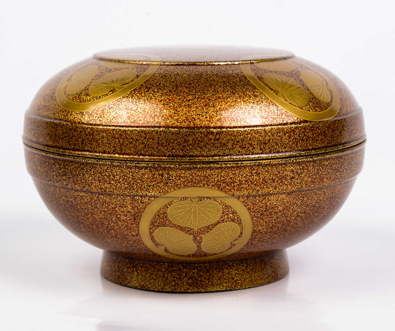 Very beautiful round shape box in gold nashi-ji lacquer. Coral color lacquer inside. Mons from family Tokugawa.