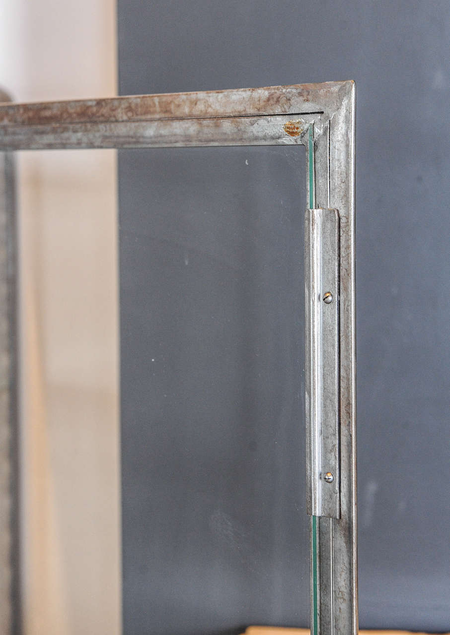 A 1930s French wrought iron and glass display cabinet / vitrine In Good Condition In Baambrugge, NL