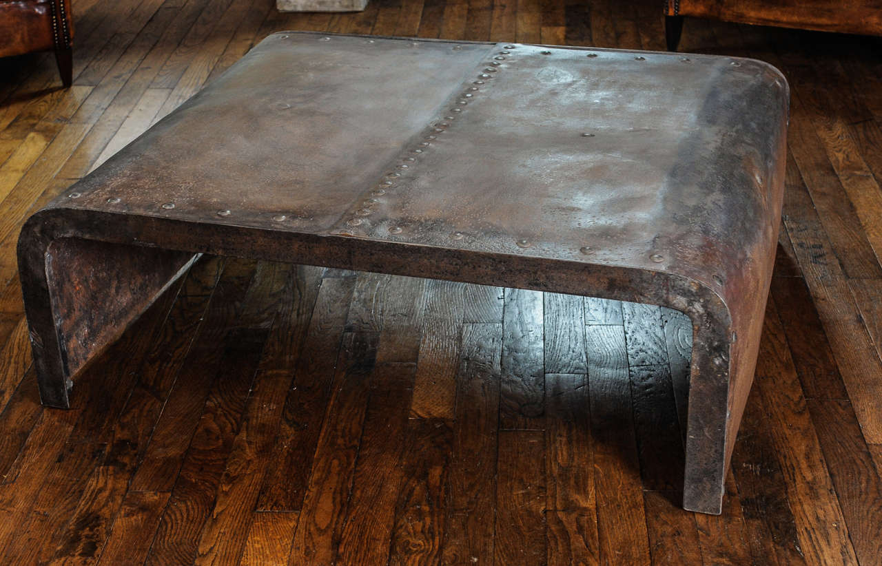 French Industrial Polished Weathered Riveted Steel Coffee or Center Table In Good Condition In Baambrugge, NL