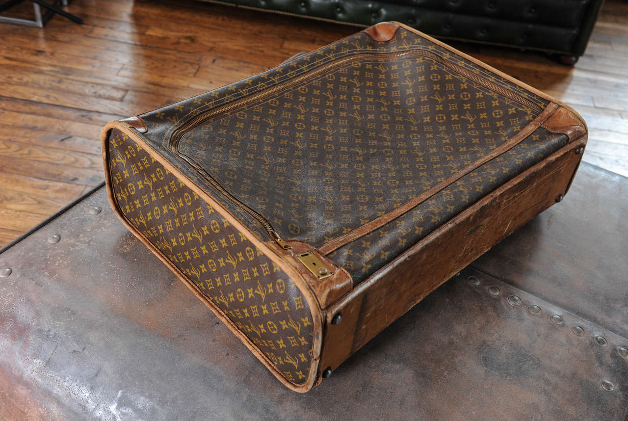 A vintage Louis Vuitton monogram leather suitcase / luggage In Good Condition In Baambrugge, NL